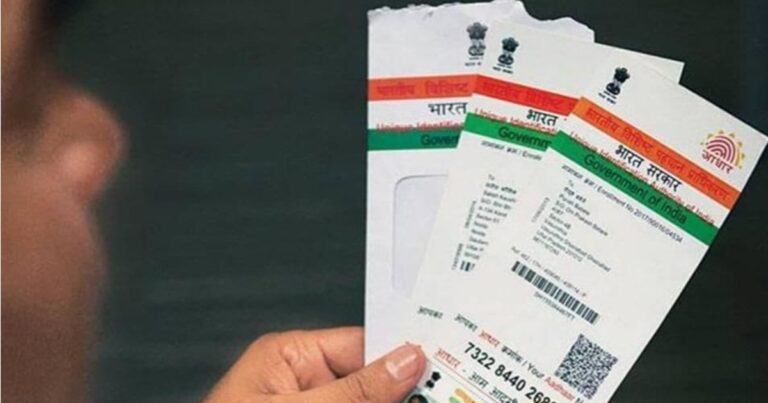 People are worried about Aadhaar card update.(ব্যাংকেই রাত্রি যাপন! আধার কার্ড আপডেট নিয়ে চিন্তায় জনসাধারণ।)